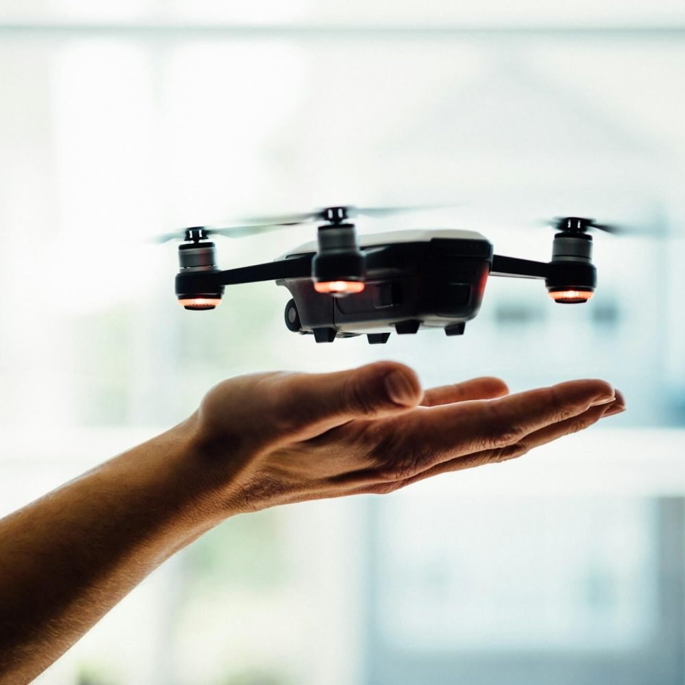 Drone flotando sobre una mano